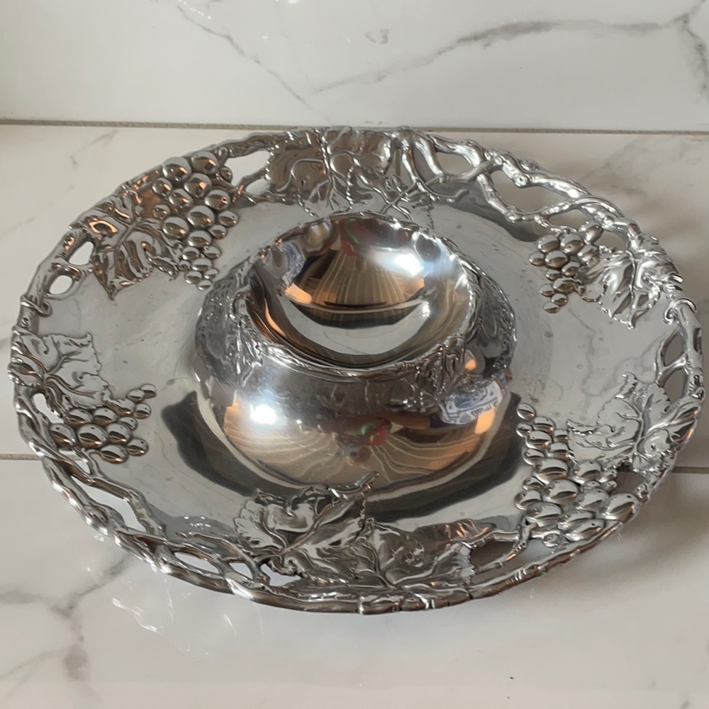 Arthur court grape chip and dip tray